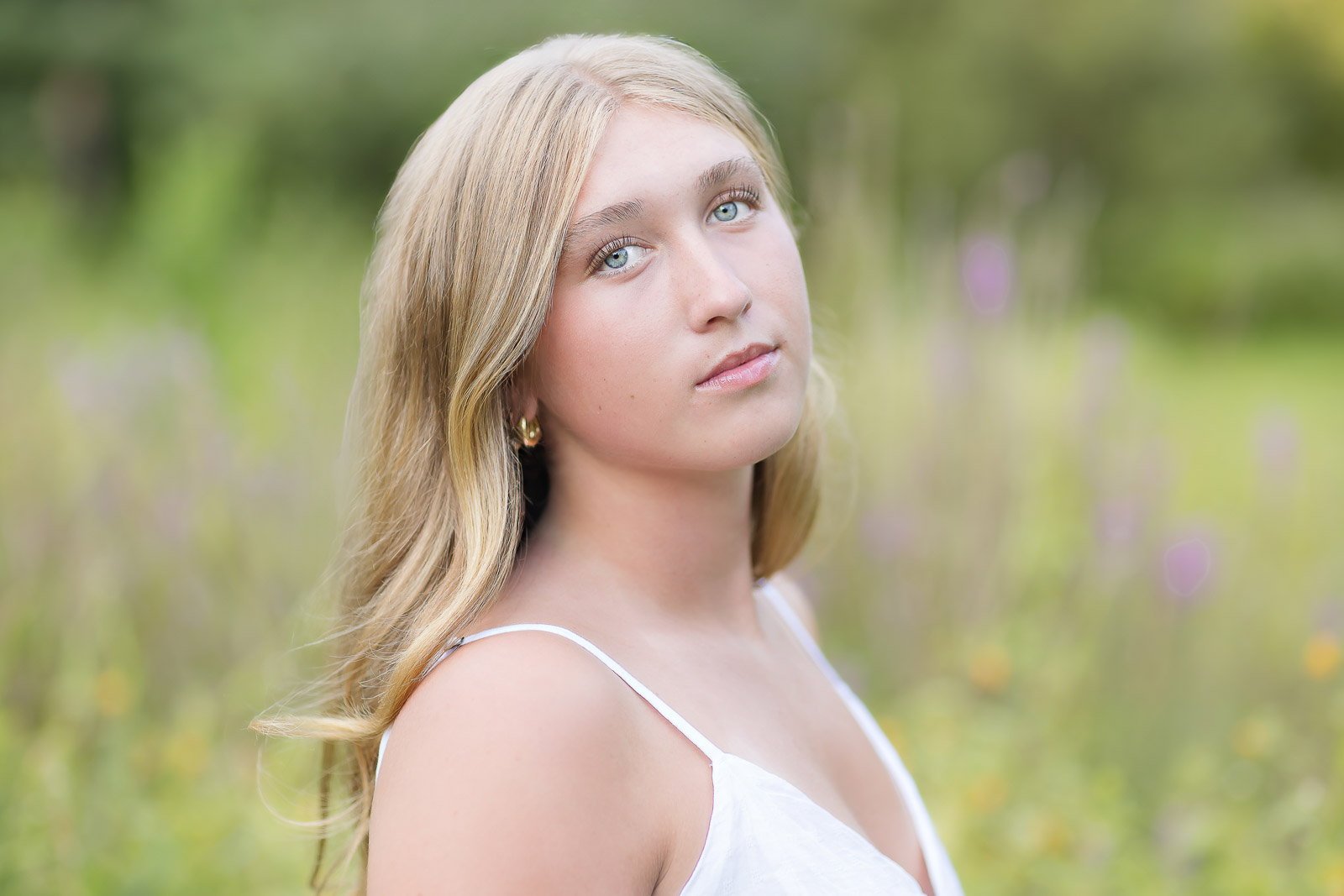 F2025-0818-Zoe-057 senior portrait flower field<br />